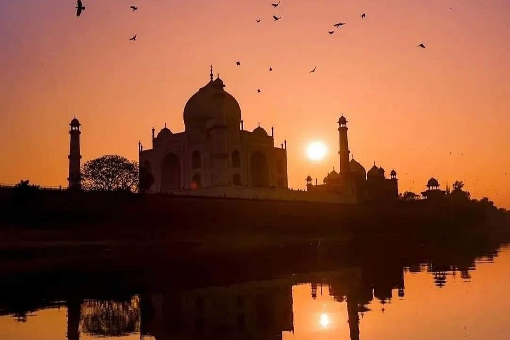 Sunrise in Agra at the Taj Mahal