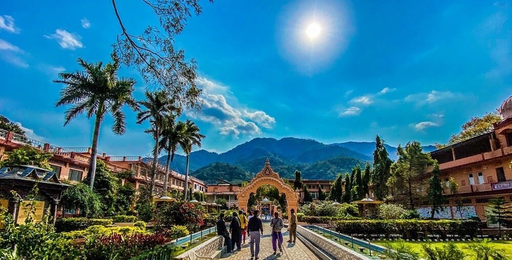 top 10 ashrams in rishikesh