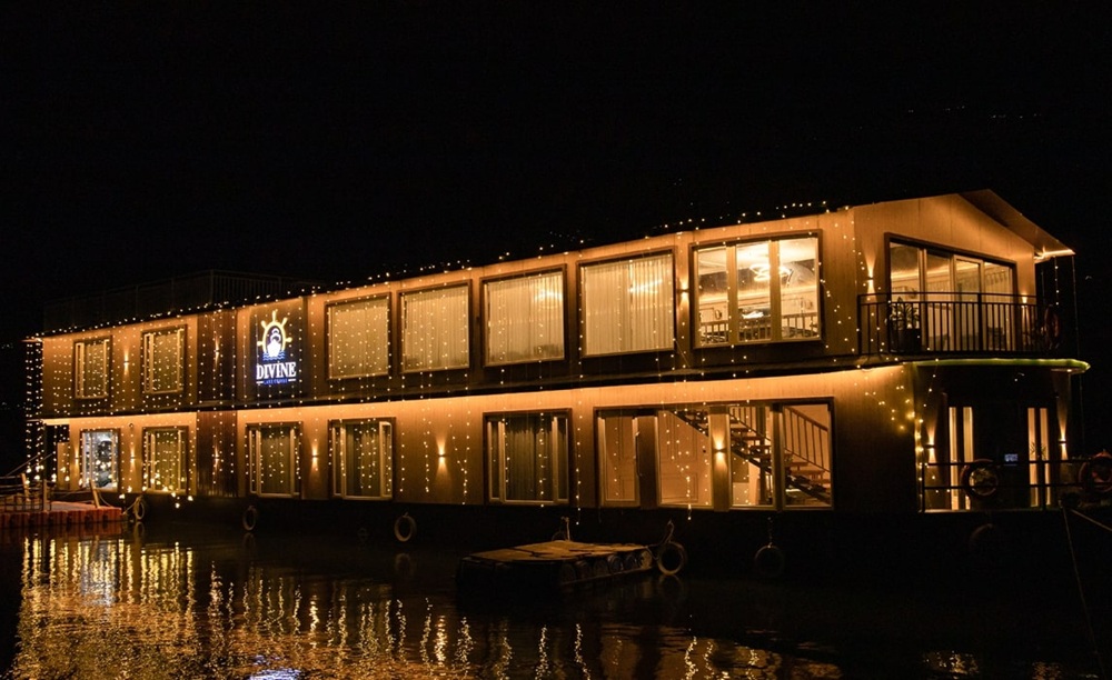 tehri lake boat house