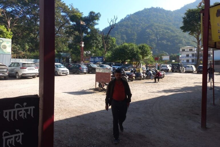 Laxman Jhula Car Parking