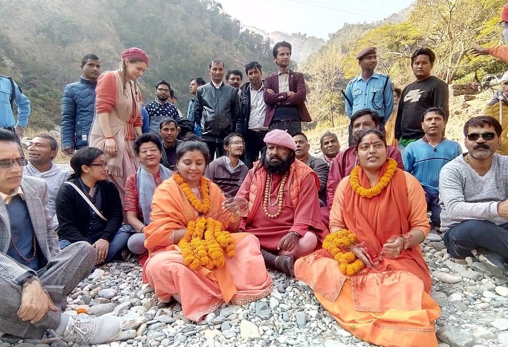 Pilot Baba with his devotees