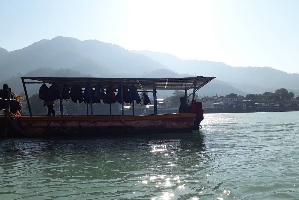 boat-ride-at-the-Ganges-in-Rishikesh