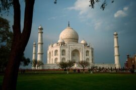 Who built the Taj Mahal in India