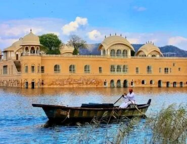 Discover How far is Delhi to Jaipur by car and by train