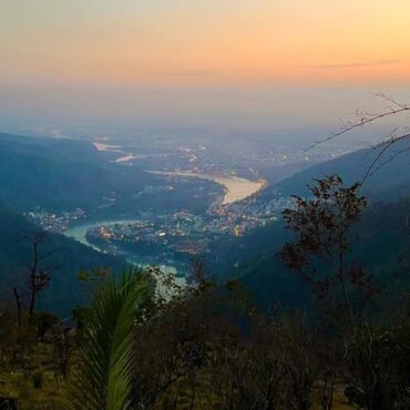 Rishikesh vs Varanasi: “2 Faces of India’s Spiritual Heartland”