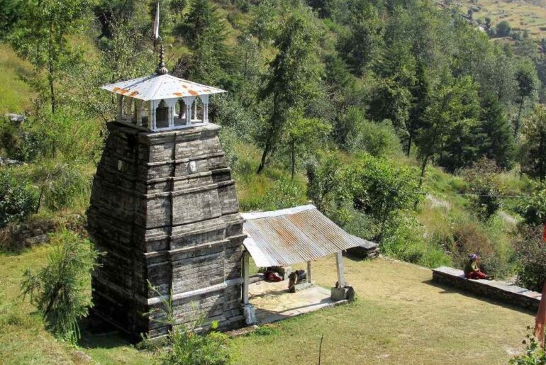 Omkar Ratneshwar Mahadev Temple in Sari Village