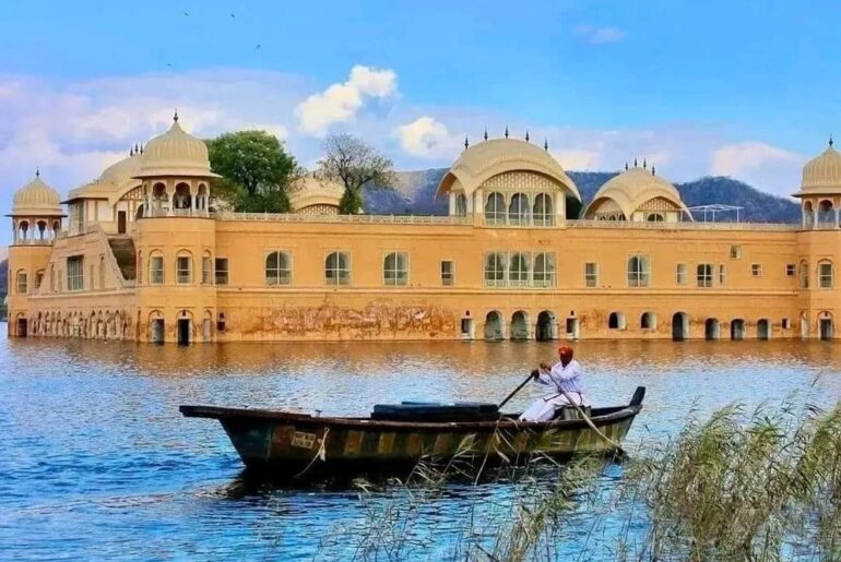 Discover How far is Delhi to Jaipur by car and by train