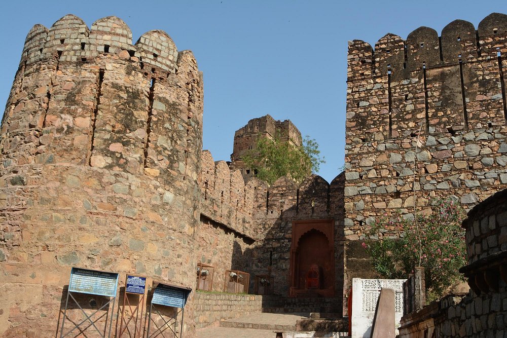 Barua Sagar Fort Orccha