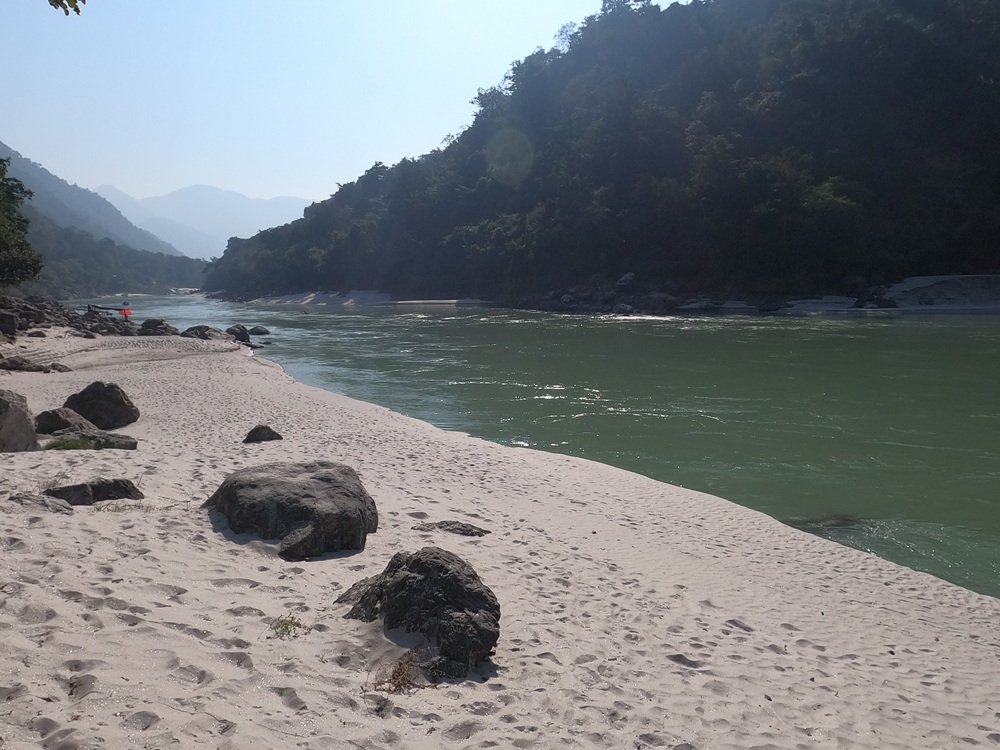 Sandy Brahmapuri beach beside the Ganges on the Rishikesh walk